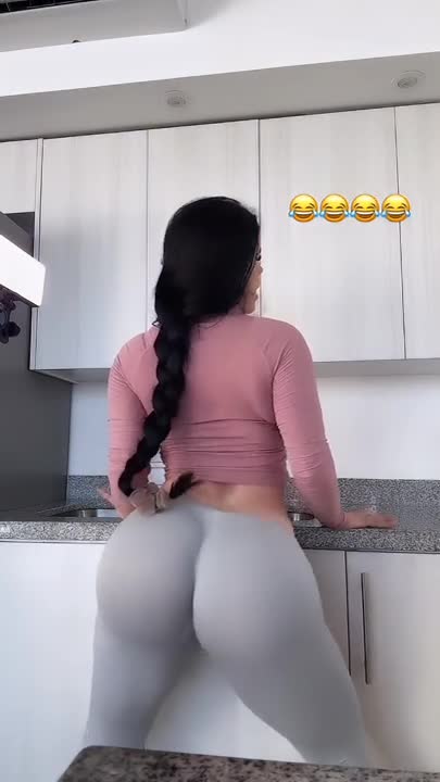 Video Luciana90luna Twerks In The Kitchen