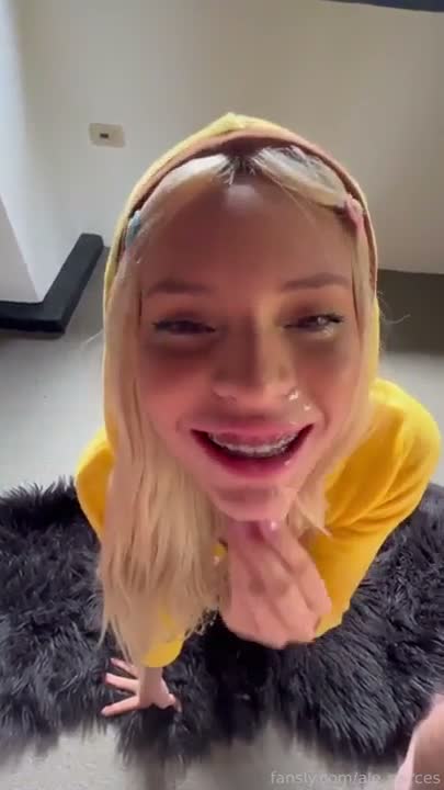 Ale Garces Teen +18 Blonde Gamer Girl Blowjob 6