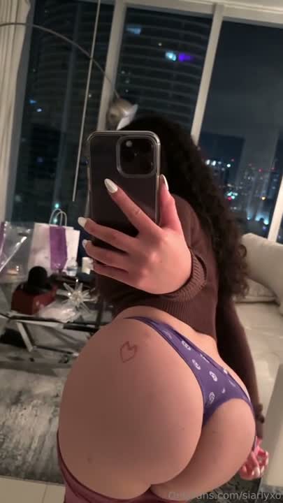 SiarlyXO Wiggles Her Ass In Purple Panty